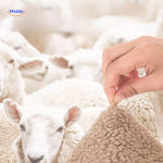 LuxeLamb Sofa Kissen Schafwoll-Sensation mit Hand www.middo.de