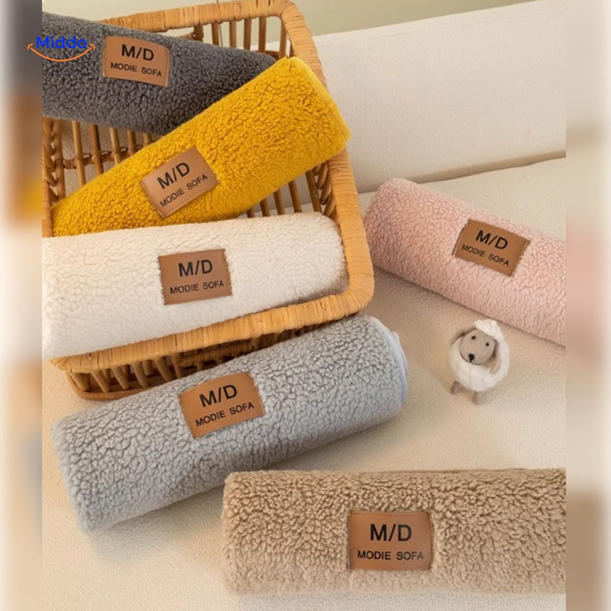 LuxeLamb Sofa-Kissen weiche und warme Decken aus Stoff www.middo.de