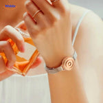 Magnetische Uhr für Frauen am Frauenarm