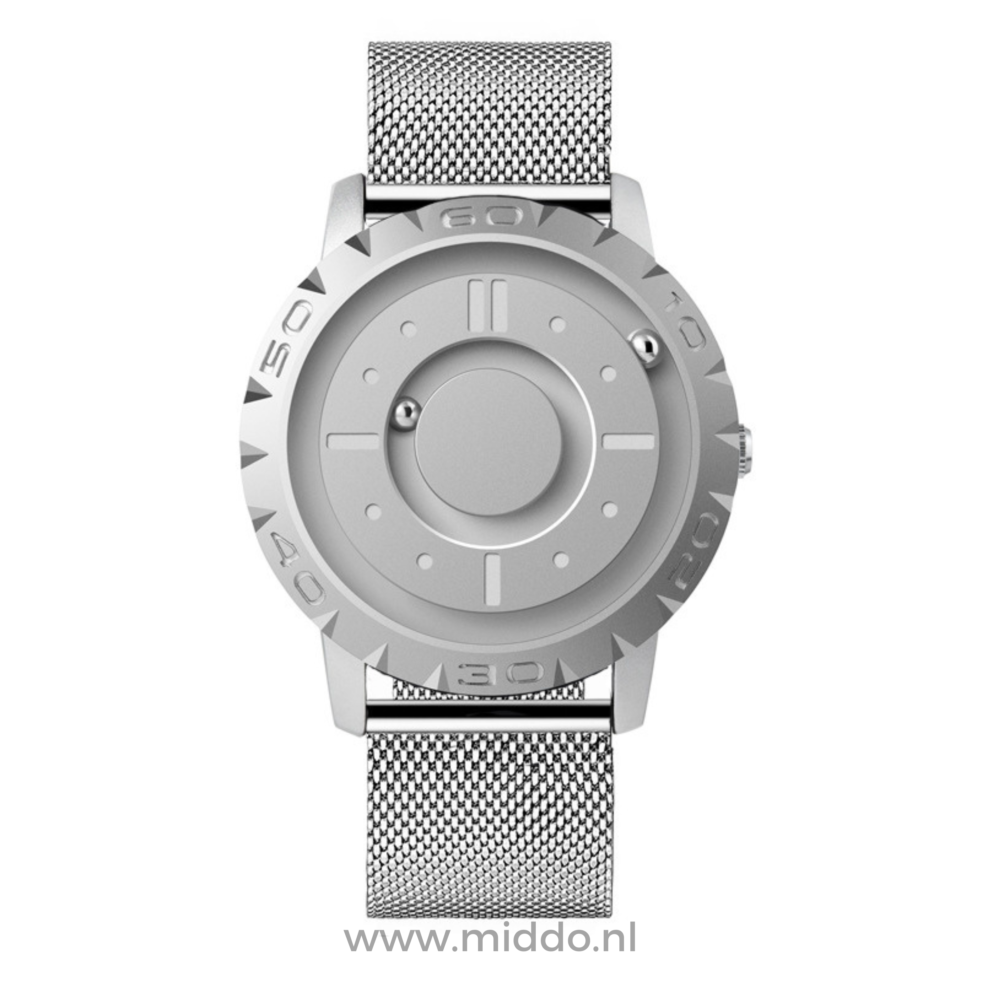 Silberne Uhr mit silbernem Mesharmband auf weißem Hintergrund.