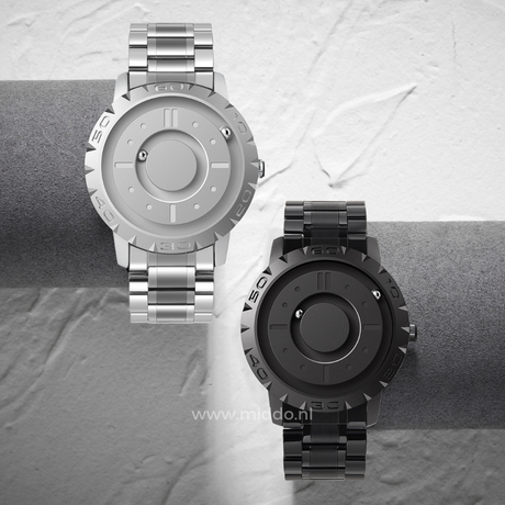 Silberne und schwarze Uhr nebeneinander auf einem grauen Hintergrund