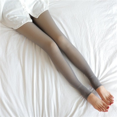 Graue Strumpfhose mit geschlossenen Zehen auf einem Bett.