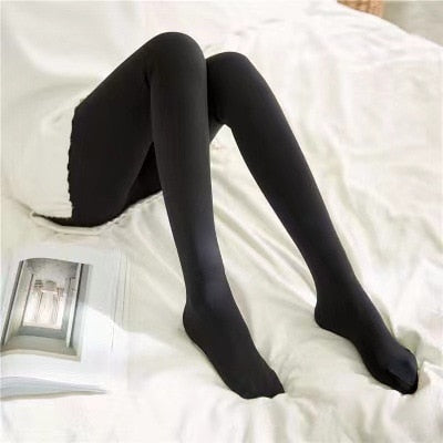 Schwarze Strumpfhose mit geschlossenen Zehen, Dame sitzt auf dem Bett.