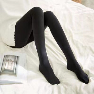Schwarze Strumpfhose mit geschlossenen Zehen, Dame sitzt auf dem Bett