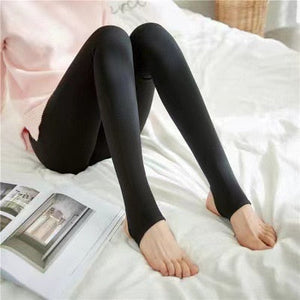 Schwarze Strumpfhose mit offenen Zehen, Dame sitzt auf dem Bett