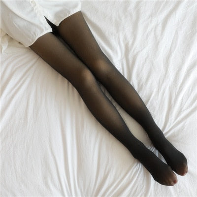 Schwarze Strumpfhose mit geschlossenen Zehen, liegend auf dem Bett.