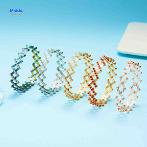 Morphix Ring - Breite goldene Ring mit roten Strass-Steinen - www.middo.de