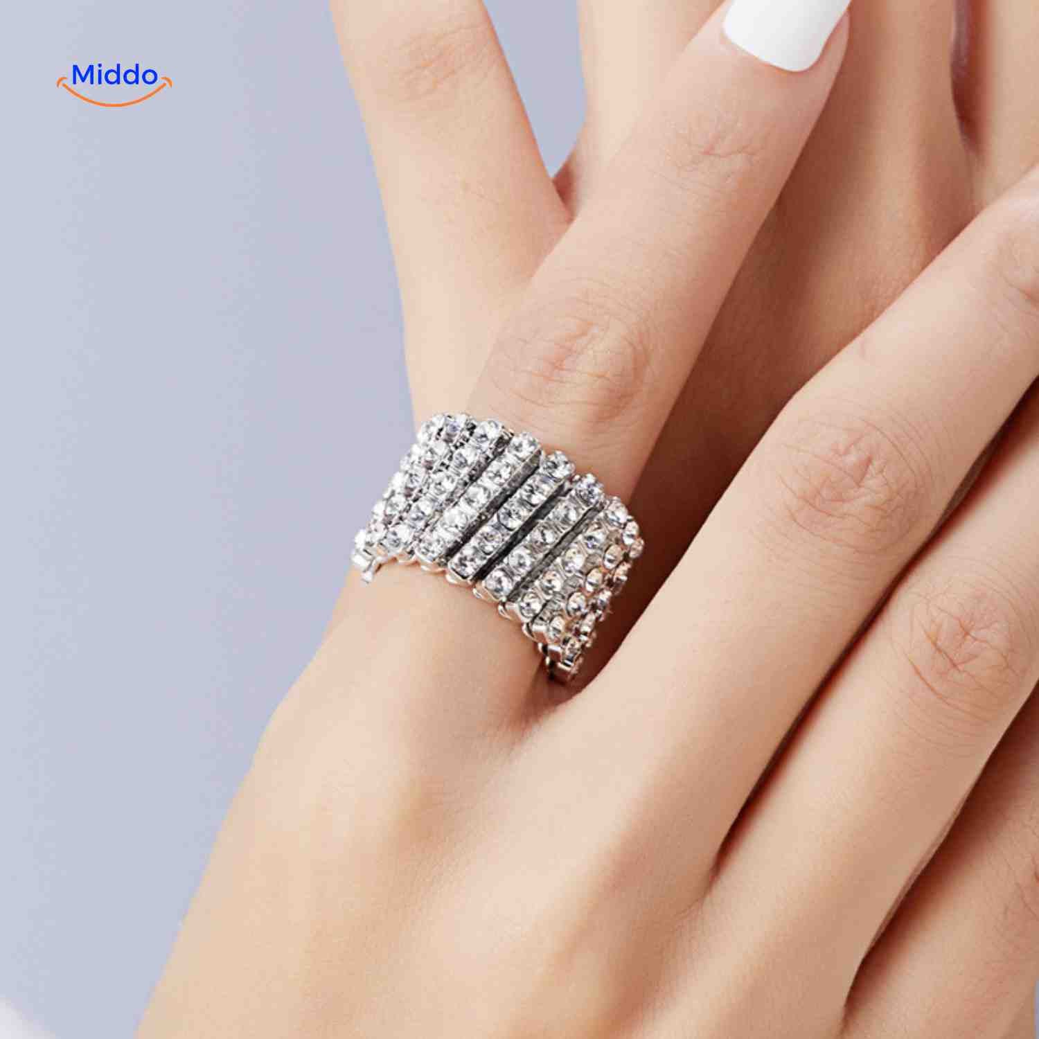 Morphix Ring – Breite goldene Ring mit weißen Strasssteinen. Besuchen Sie uns auf www.middo.de.