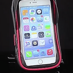 MotoGrip Smartphone-Halterung mit Smartphone auf schwarzem Hintergrund