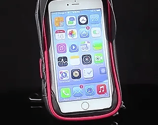 MotoGrip Smartphone-Halterung mit Smartphone auf schwarzem Hintergrund