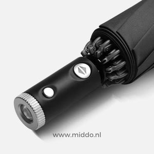 Nahaufnahme des Griffes des Regenschirms mit integrierter Taschenlampenfunktion