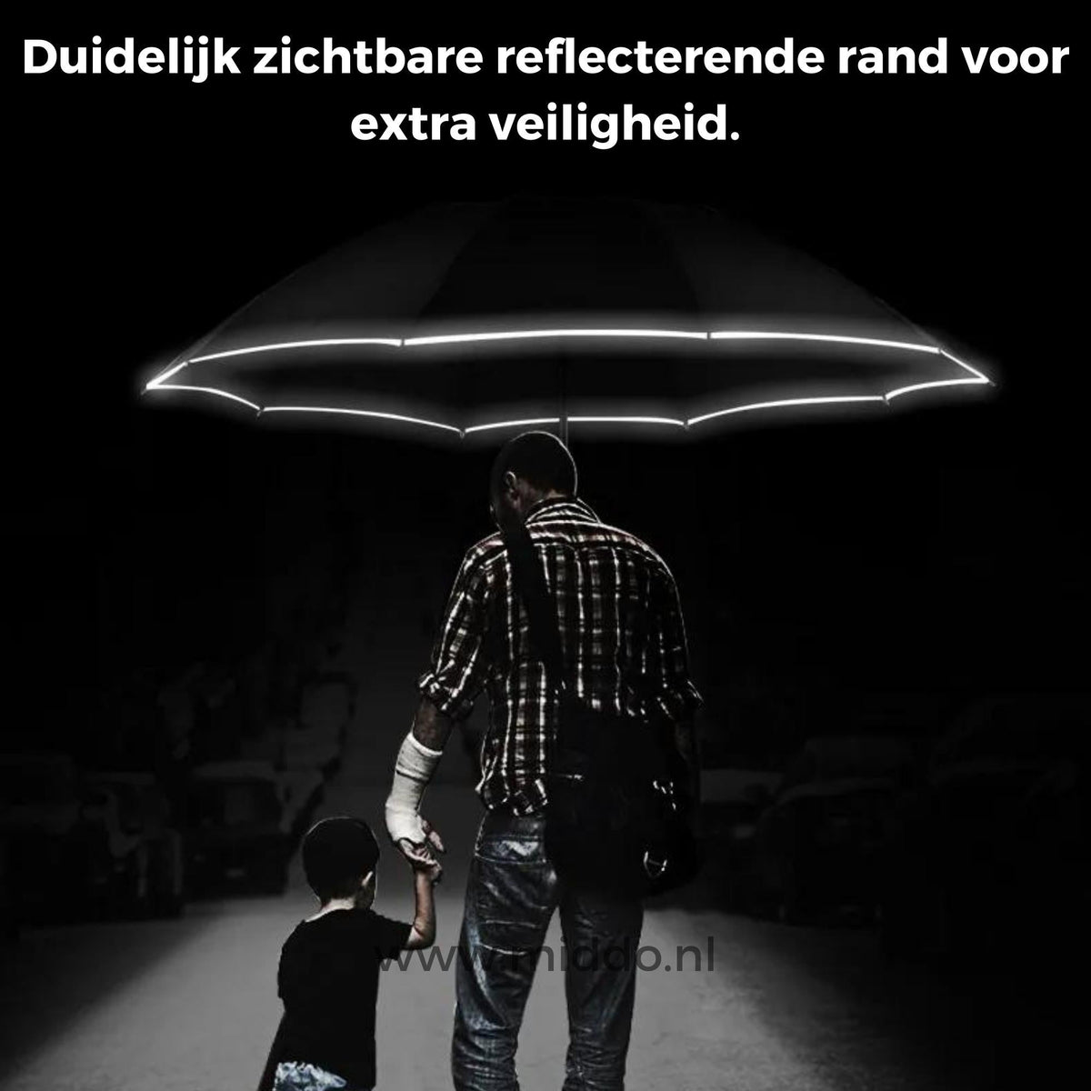 Mann mit Kind unter einem Regenschirm mit reflektierendem Rand für zusätzliche Sicherheit