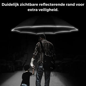 Mann mit Kind unter einem Regenschirm mit reflektierendem Rand für zusätzliche Sicherheit