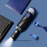 Schwarzer Regenschirm mit reflektierendem Rand auf blauem Hintergrund.