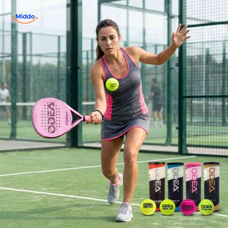 PadelPro Padelspieler mit Bällen und Dosen