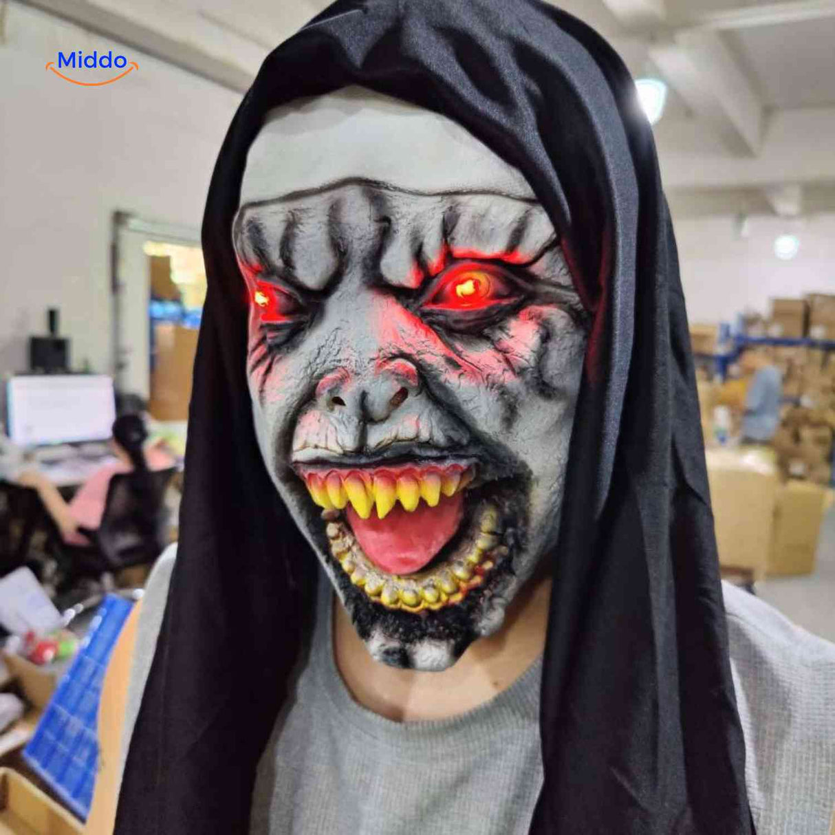 Phantora Nun Maske mit roten LED-Augen und gruseligem Gesicht – Jetzt auf www.middo.de entdecken!