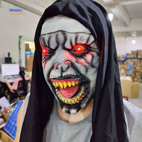 Phantora Nun Maske mit roten LED-Augen und gruseligem Gesicht – Jetzt auf www.middo.de entdecken!