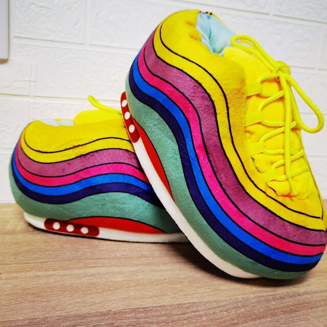 Regenbogenfarbige Sneakersocken mit gelben Schnürsenkeln