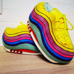 Regenbogenfarbige Sneakersocken mit gelben Schnürsenkeln