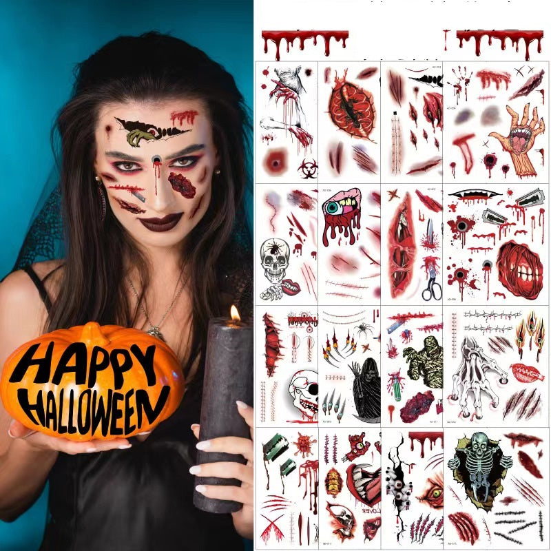 Frau mit realistischen Halloween-Horror-Tattoos und Halloween-Kürbis