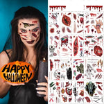 Frau mit realistischen Halloween-Horror-Tattoos und Halloween-Kürbis
