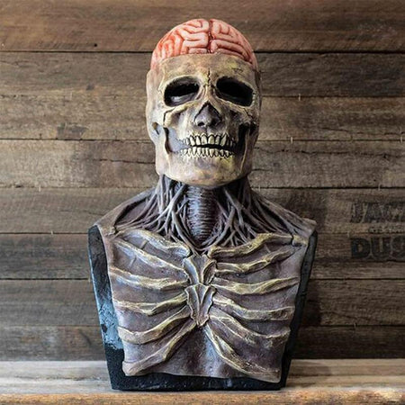 Realistisches Halloween-Kostüm mit Schädel und Gehirn.