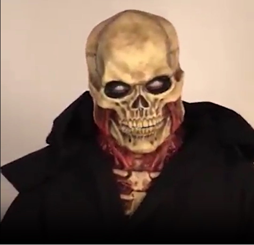 Skelett mit Umhang, bereit für Halloween