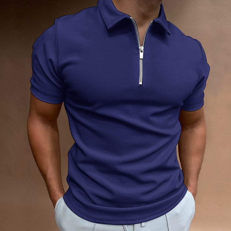 Mann in dunkelblauem Poloshirt mit Reißverschluss und Premium-Komfort