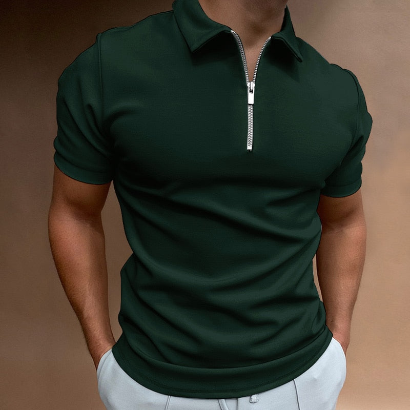 Mann in grüner Polo mit Reißverschluss und hervorragender Passform.