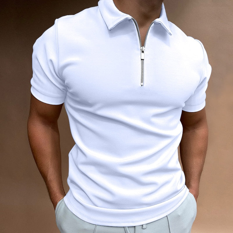 Mann in weißem Poloshirt mit Reißverschluss und bequemer Passform