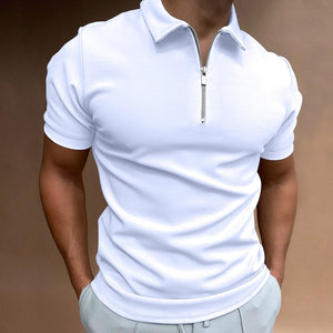 Mann in weißem Poloshirt mit Reißverschluss und bequemer Passform