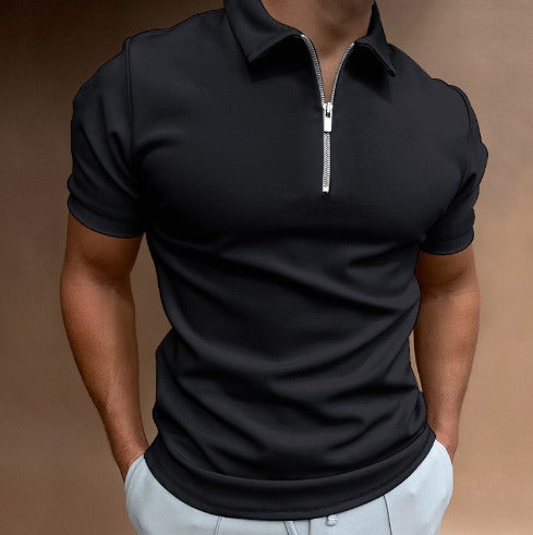 Mann in schwarzem Polo mit Reißverschluss für einen stilvollen Look.