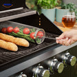 Handgriffe des RollingGrill™-Korbs mit Gemüse festhalten