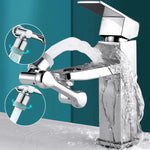 Zwei Wasserstrahlen aus einem rotierenden Wasserhahnbedienungsaufsatz im Badezimmer.