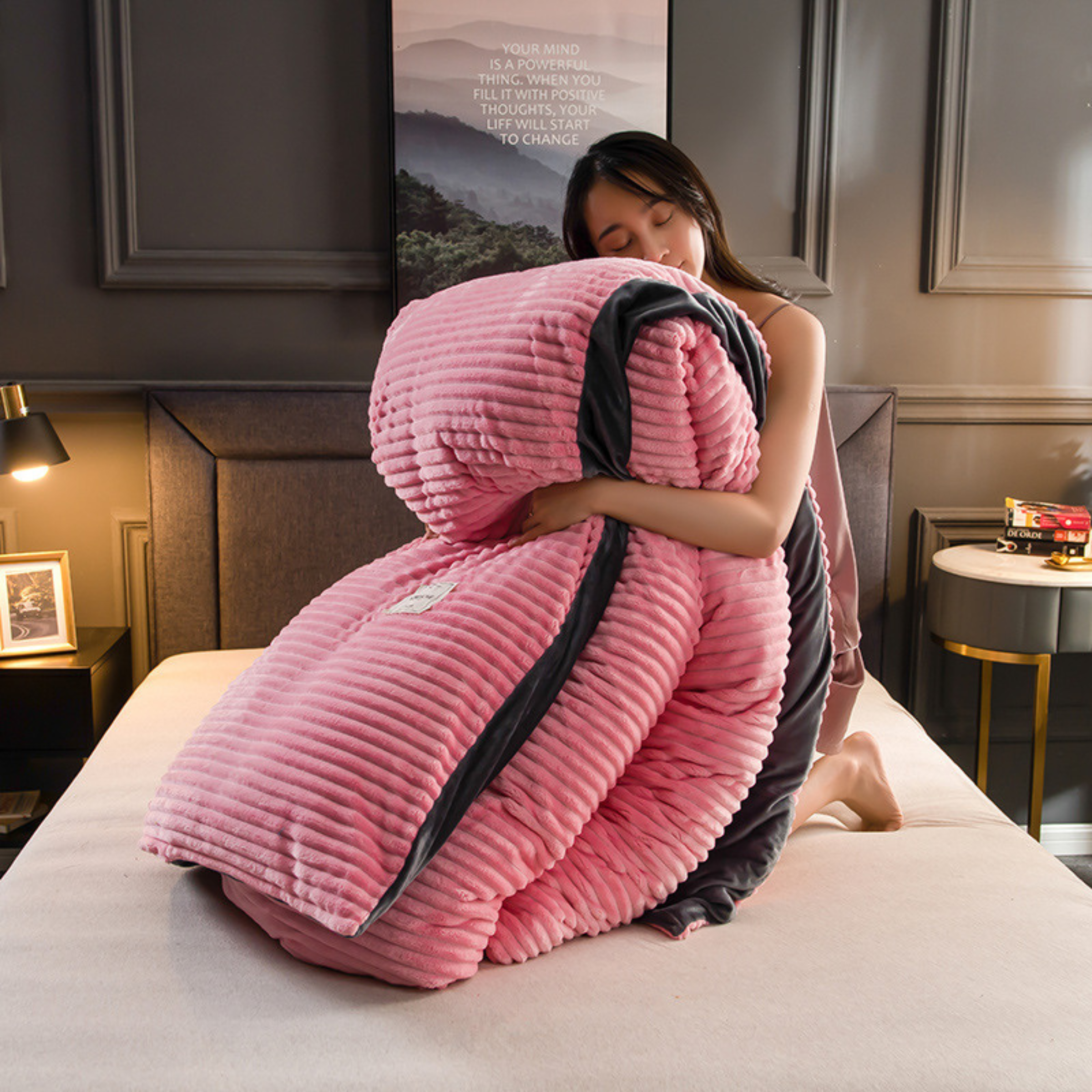 Frau umarmt eine rosa samtige Fleece-Decke mit Bezug auf dem Bett.