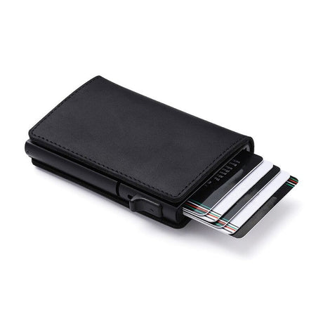 Schwarze Brieftasche mit Karten sichtbar an der Oberseite