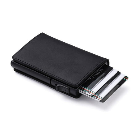Schwarze Brieftasche mit Karten sichtbar an der Oberseite.