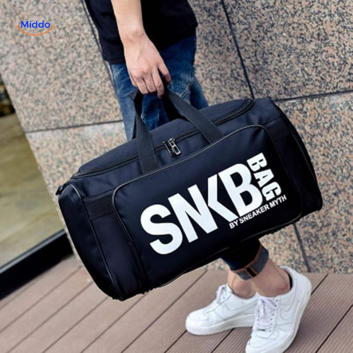SNKRPro Tasche Benutzer mit Tasche draußen auf den Straßen