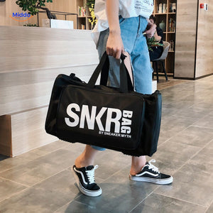 SNKRPro Tasche Benutzer mit Beutel in Handschuhen