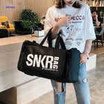 SNKRPro Tasche Benutzer mit Tasche in weißem Shirt www.middo.de