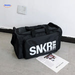 SNKRPro Tasche schwarz mit großer weißer Schrift www.middo.de
