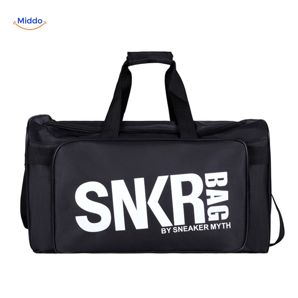 SNKRPro Tasche schwarz mit weißem Text in der Hand www.middo.de