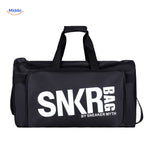 SNKRPro Tasche schwarz mit weißem Text in der Hand www.middo.de