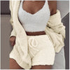 Frau in Creme SheCutie 3-teiligem Comfy-Set, Top, Shorts und Weste.