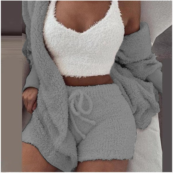 Frau in grauem SheCutie 3-teiligem Comfy-Set, Top, Shorts und Weste.