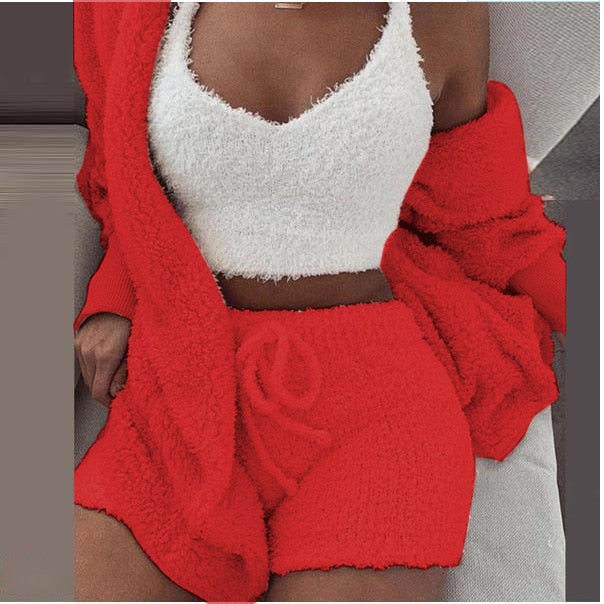 Frau in rotem SheCutie 3-teiligem Comfy-Set mit weißem Top, Shorts und Weste.