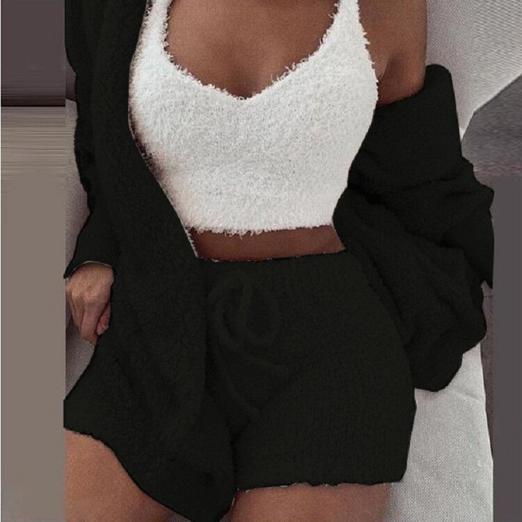 Frau in schwarzem SheCutie 3-teiligem Comfy-Set, weißem Top, Shorts und Jacke.