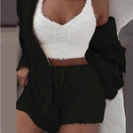 Frau in schwarzem SheCutie 3-teiligem Comfy-Set, weißem Top, Shorts und Jacke.