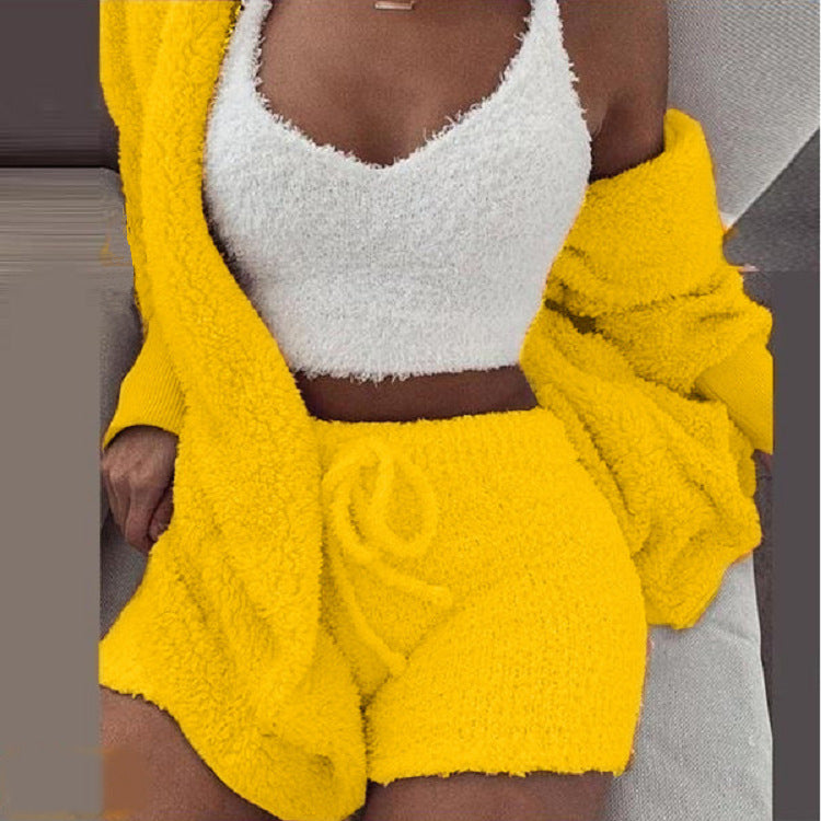 Frau in gelbem SheCutie Comfy Set mit Shorts, Top und Blazer auf grauem Hintergrund