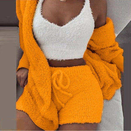Frau in orange SheCutie gemütlichem Set bestehend aus Shorts, Top und Cardigan.